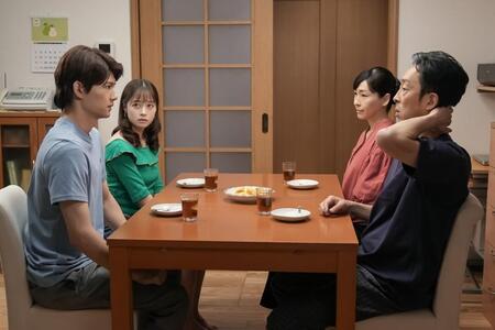 翔也は聖人と同じ理容師になりたいと…。左から、翔也（佐野勇斗）、結（橋本環奈）、結の母・愛子（麻生久美子）、父・聖人（北村有起哉）