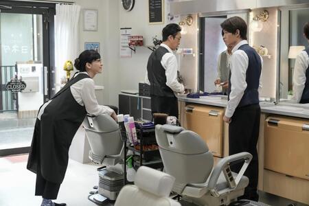 翔也は「ヘアサロンヨネダ」を手伝ううち、理容師志望に。左から、愛子（麻生久美子）、聖人（北村有起哉）、翔也（佐野勇斗）