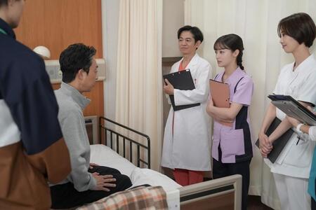 　結は職場の病院で父・聖人の食事のケアにあたる。左から、聖人（北村有起哉）、松崎医師（永野宗典）、管理栄養士の結（橋本環奈）、看護師・桑原（妃海風）