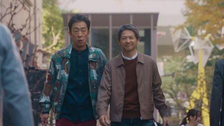 　おしゃれした聖人（北村有起哉・左）は孝雄（緒形直人）に誘われ、街へ