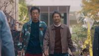 　おしゃれした聖人（北村有起哉・左）は孝雄（緒形直人）に誘われ、街へ