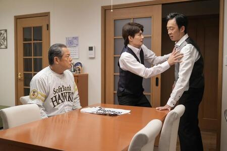 翔也（佐野勇斗・中央）が、聖人（北村有起哉・右）とその父・永吉（松平健）の間に入って…