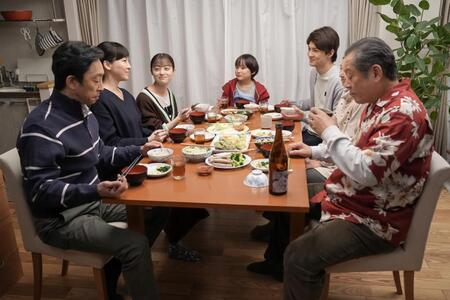糸島から祖父の永吉（松平健・右）が訪れ食卓を囲んだ結（橋本環奈・左から３人目）たちだが…不機嫌そうな聖人（北村有起哉・左）