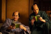 青本「金々先生栄花夢」を手にしにやつく次郎兵衛（中村蒼）