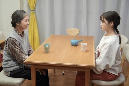 祖父・永吉が寝た後、祖母・佳代 （宮崎美子・左）の話を聞く結（橋本環奈）