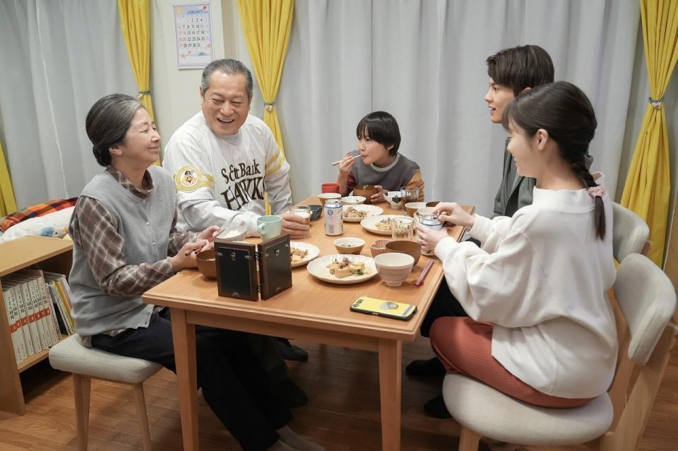 泊まりに来た祖父母の永吉（松平健・左から２人目）、佳代 （宮崎美子・左）と食卓を囲む結（橋本環奈・右）たち