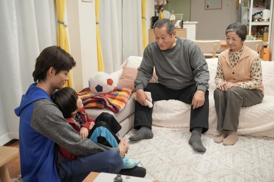 愛しそうに孫娘・花をみつめる永吉たち。左から、翔也（佐野勇斗）、花（宮崎莉里沙）、永吉（松平健）、佳代 （宮崎美子）