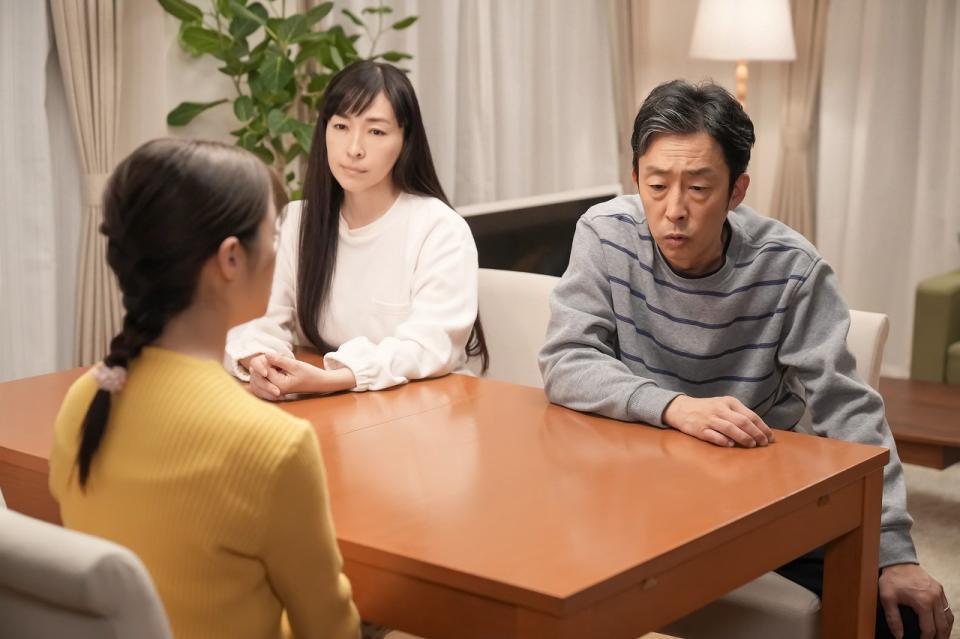 結は父・聖人に真相を話すが…。左から、結（橋本環奈）、母・愛子（麻生久美子）、聖人（北村有起哉）