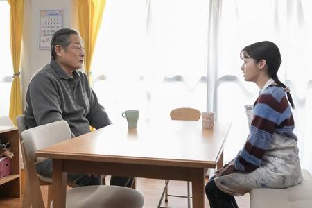 祖父・永吉（松平健）とふたりで話す結（橋本環奈）