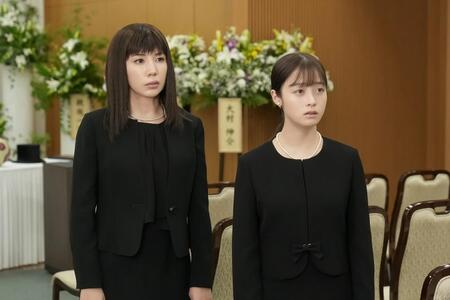 ある会場でたたずむ結（橋本環奈・右）と姉の歩（仲里依紗）