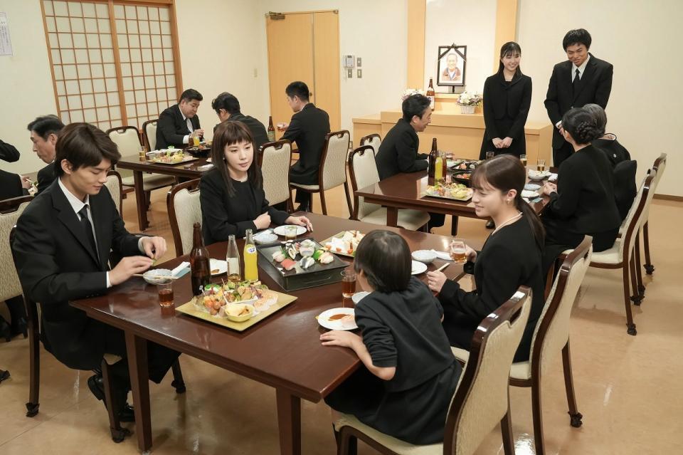 遺影を前に語り合う結（橋本環奈）と歩（仲里依紗）ら