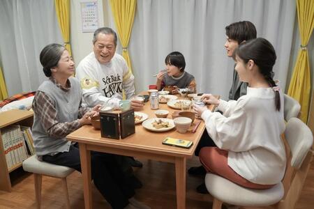 泊まりに来た祖父母の永吉（松平健・左から２人目）、佳代 （宮崎美子・左）と食卓を囲む結（橋本環奈・右）たち