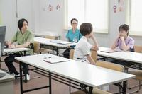 栄養サポートチーム・ＮＳＴのメンバーと話す結。左から、杉沢（犬飼貴丈）、篠宮（辻凪子）、桑原（妃海風）、結（橋本環奈）