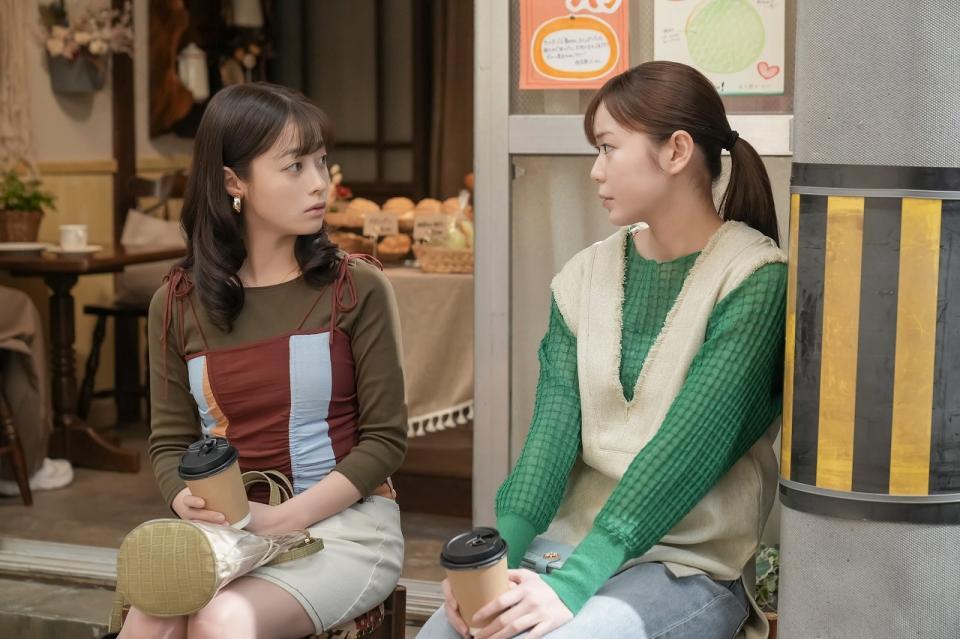 商店街の店先で、幼なじみの菜摘（田畑志真・右）と話す結（橋本環奈）