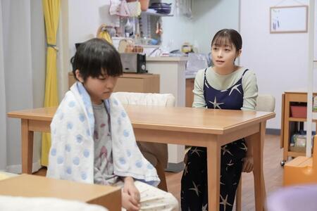 結（橋本環奈・右）は落ち込んだ様子の娘・花（宮崎莉里沙）に声をかけるが…