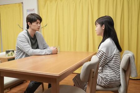 真剣な面持ちで話す結（橋本環奈）と夫の翔也（佐野勇斗）