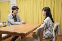 真剣な面持ちで話す結（橋本環奈）と夫の翔也（佐野勇斗）