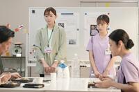 菜摘（田畑志真・左）と結（橋本環奈）は、高齢者向けの弁当開発に再び挑む