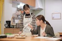 試食する菜摘（田畑志真・右）を伺う結（橋本環奈）