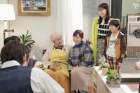 高齢者向けの弁当を開発した菜摘と結。左から、菜摘の母・美佐江（キムラ緑子）、菜摘（田畑志真）、結（橋本環奈）、結の娘・花（宮崎莉里沙）