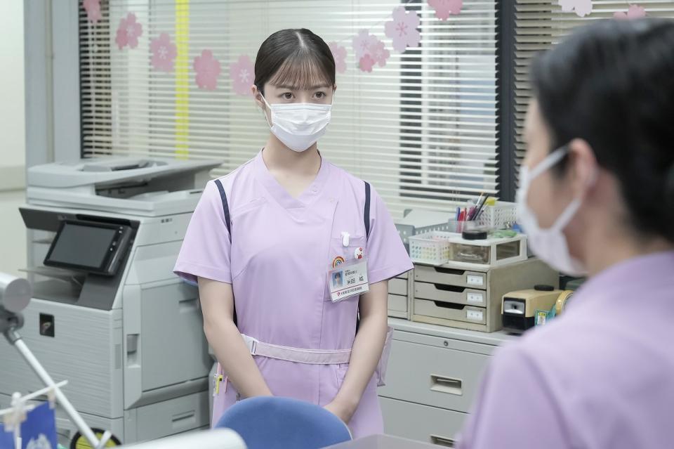 新型コロナ対策でマスクをして仕事に臨む結（橋本環奈）