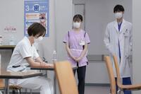 結（橋本環奈・中央）は新型コロナ対応で疲労困憊の看護師・桑原（妃海風・左）や森下医師（馬場徹）と話して…