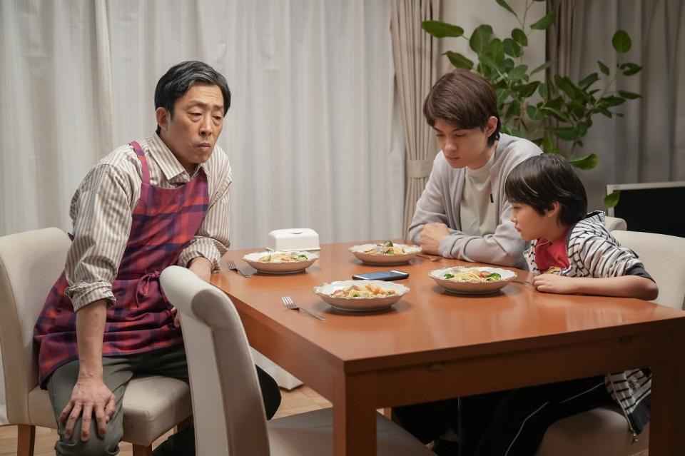 聖人は妻・愛子不在の中、料理に精を出す。左から、聖人（北村有起哉）、翔也（佐野勇斗）、花（宮崎莉里沙）