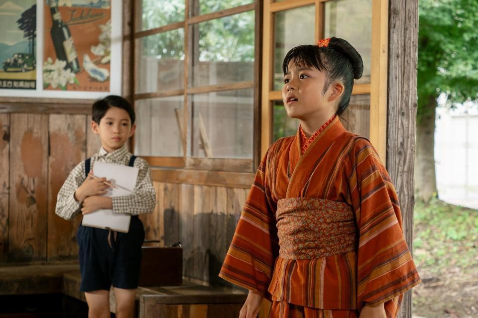 亡き父を探すのぶ（永瀬ゆずな）に、嵩（木村優来）は絵を差し出す