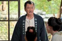 のぶの祖父・釜次（吉田鋼太郎）は石屋の仕事に精を出す