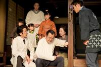 のぶ（永瀬ゆずな・後列中央）の祖父、釜次（吉田鋼太郎・前列中央）が怪我をして…