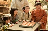 焼きあがったあんぱんは次々に売れて…。笑顔のはじけるのぶ（永瀬ゆずな・右）、嵩（木村優来）