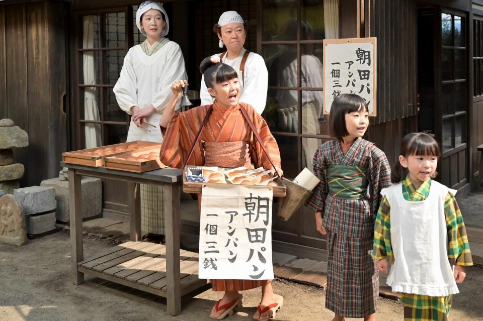 「朝田パン」であんぱんを売る、のぶたち。前列左から、のぶ（永瀬ゆずな）、後列左から、母・羽多子（江口のりこ）、草吉（阿部サダヲ）