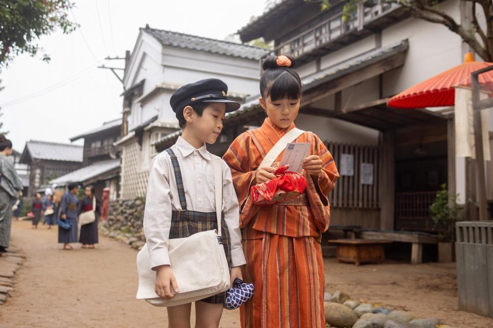 嵩（木村優来）の母から届いた葉書を見る、のぶ（永瀬ゆずな）