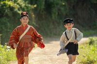 嵩（木村優来）と一緒に駆け出すのぶ（永瀬ゆずな）