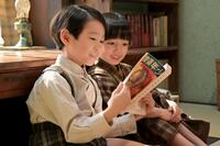 弟の千尋と少年雑誌を読む嵩（木村優来・左）