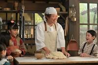 パンをこねる笑顔の草吉。左から、のぶ（永瀬ゆずな）、草吉（阿部サダヲ）、嵩（木村優来）