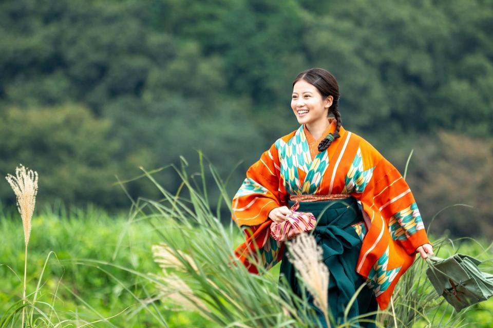 元気に駆けていく、のぶ（今田美桜）