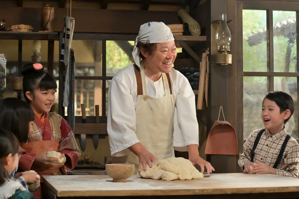 パンをこねる笑顔の草吉。左から、のぶ（永瀬ゆずな）、草吉（阿部サダヲ）、嵩（木村優来）