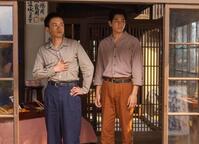 中学生になった嵩（北村匠海・左）と、弟の千尋（中沢元紀）