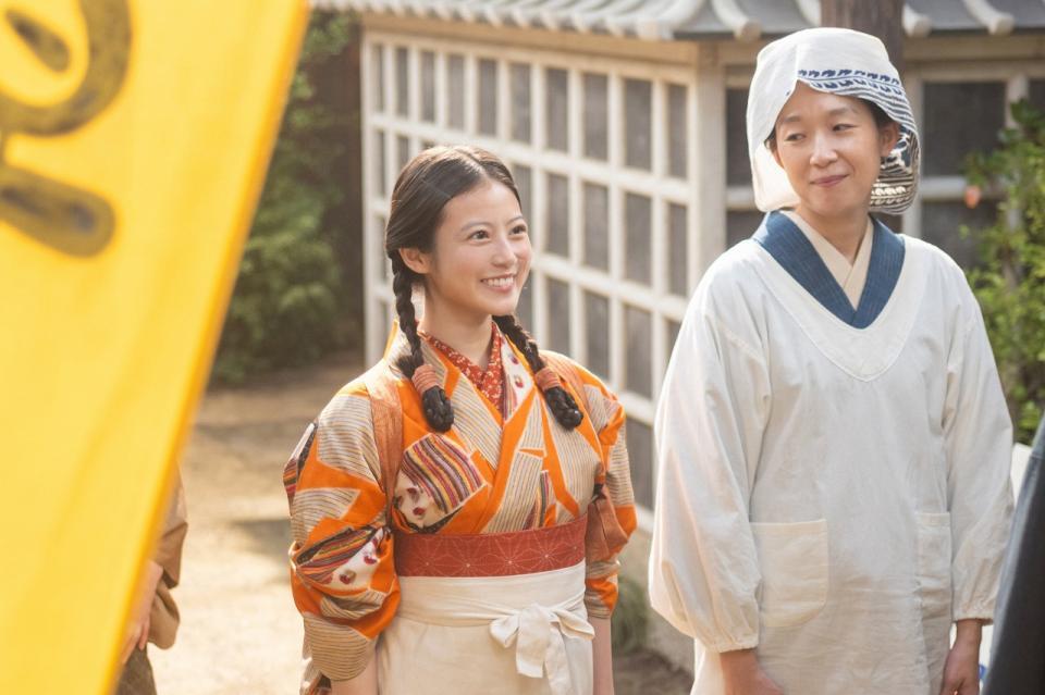 高等女学校５年生になったのぶ（今田美桜・左）と、母・羽多子（江口のりこ）