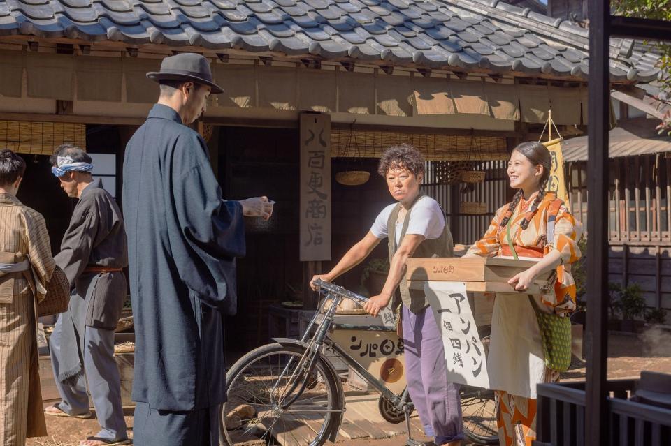 あんぱんを売るのぶ（今田美桜）と、草吉（阿部サダヲ）