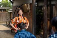 朝、ラジオ体操を家族に教えるのぶ（今田美桜）