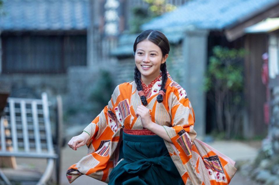 元気よく走るのぶ（今田美桜）