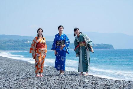 成長した朝田家三姉妹。左から、のぶ（今田美桜）、妹の蘭子（河合優実）とメイコ（原菜乃華）