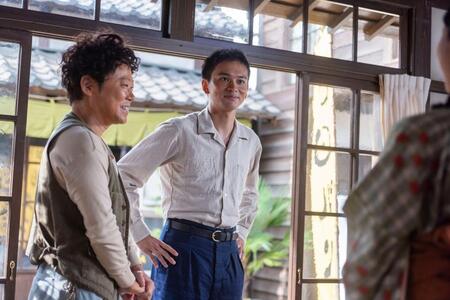 嵩は漫画で新聞社から賞金をもらう。左から、草吉（阿部サダヲ）、嵩（北村匠海）