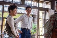 嵩は漫画で新聞社から賞金をもらう。左から、草吉（阿部サダヲ）、嵩（北村匠海）