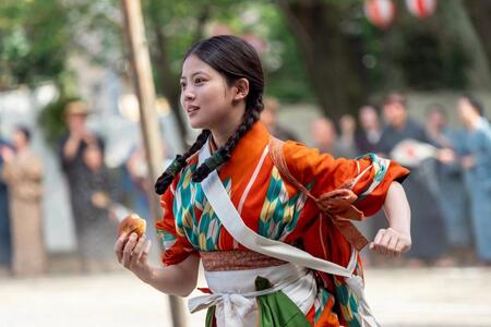 あんぱんを手に、のぶ（今田美桜）は走る！