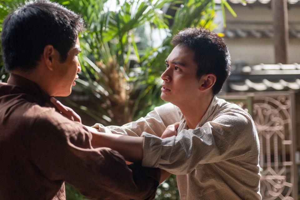 嵩（北村匠海・右）と弟・千尋（中沢元紀）が取っ組み合いのけんかに…