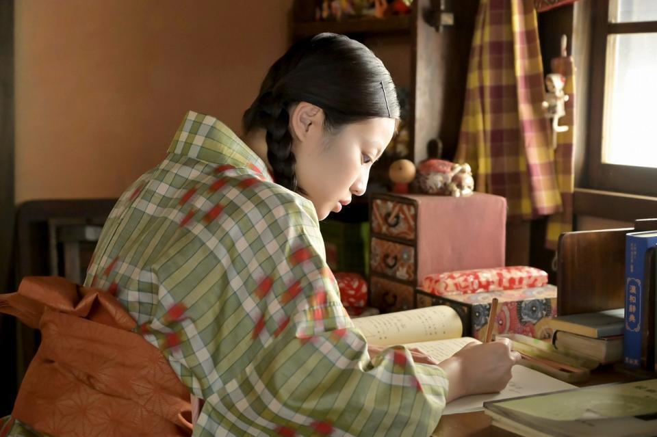 女子師範学校入学を目指し、勉強に励むのぶ（今田美桜）