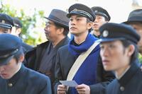 祈るような目で合格発表を確認する嵩（北村匠海）